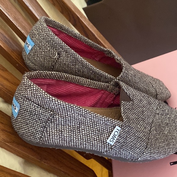 TOMS - Picture 2 of 4